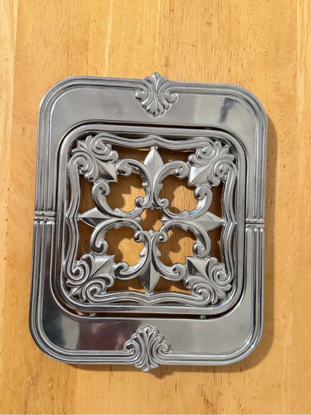 Lenox Butler's Pantry Fleur-de-Lis Metal Expanding Trivet Hot Plate